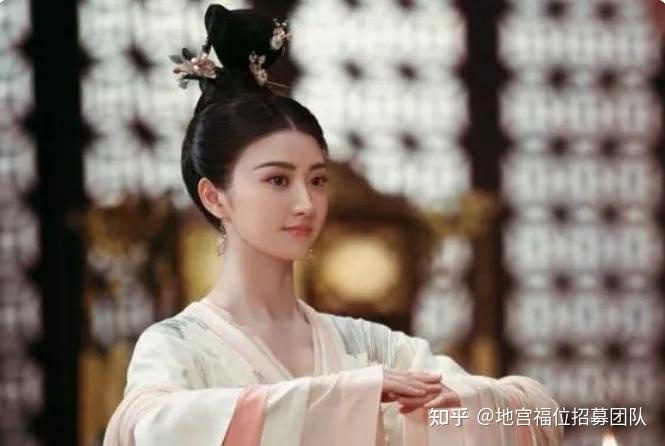 公元779年,唐代宗李豫驾崩,37岁的太子李适继承了皇位。他当上皇帝的第一天,就给127个舅公、舅舅、表兄弟封了官,就连已经寡居的舅妈也接进宫 ...