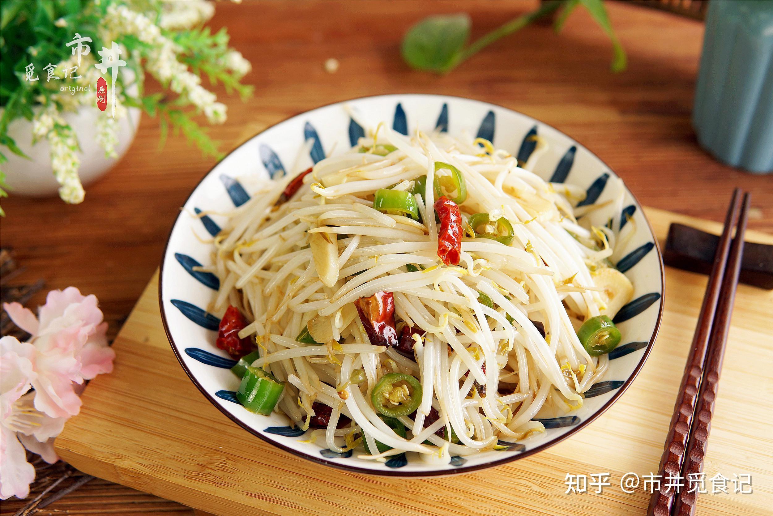 1,绿豆芽淘洗干净后,煮锅中接入清水煮沸,锅里加一勺食盐和一勺油