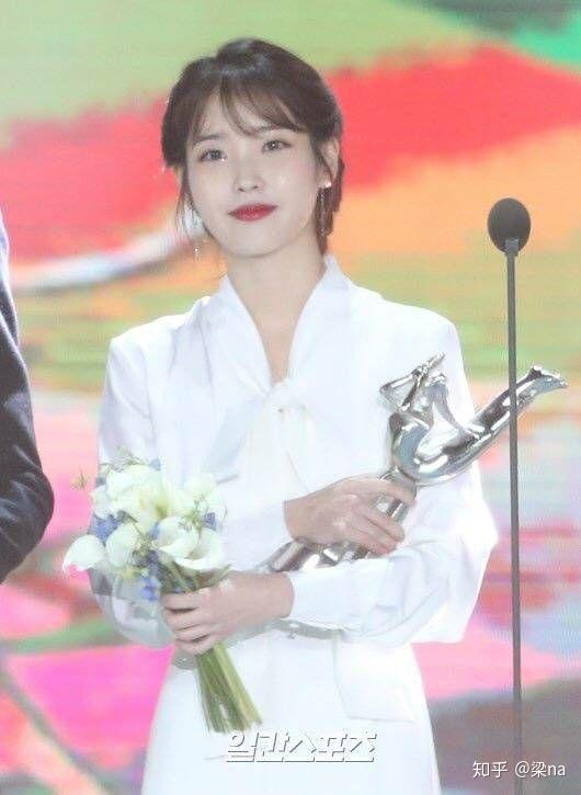 如何评价李知恩(iu)的长相?