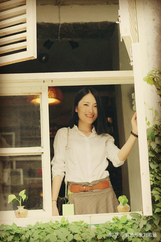 白衬衣演绎最美文艺范睿雅形象学院首席魅力形象导师刘若涵教穿搭