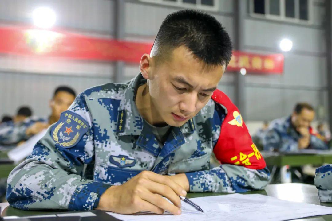 战斗味硝烟味直击空降兵部队三会一好优秀政治教员比武