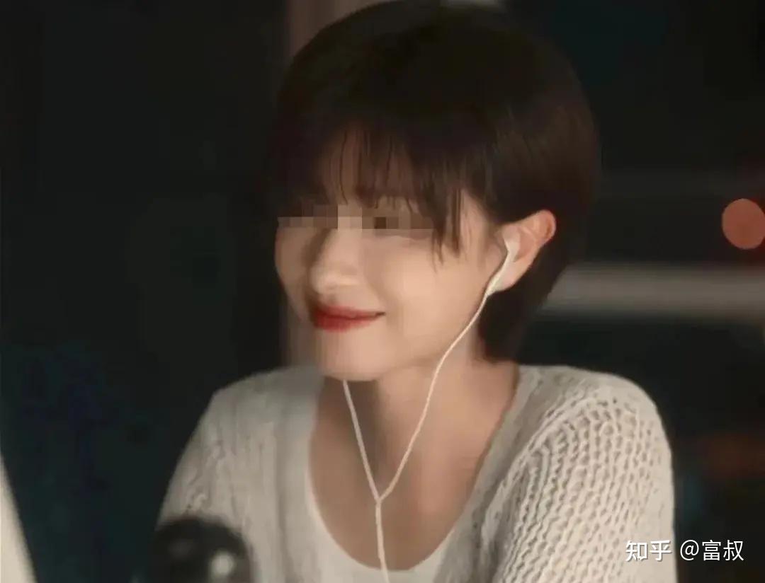 早年,万茜在台湾发展的时候,认识了台湾男当红小生张孝全,两人相识于