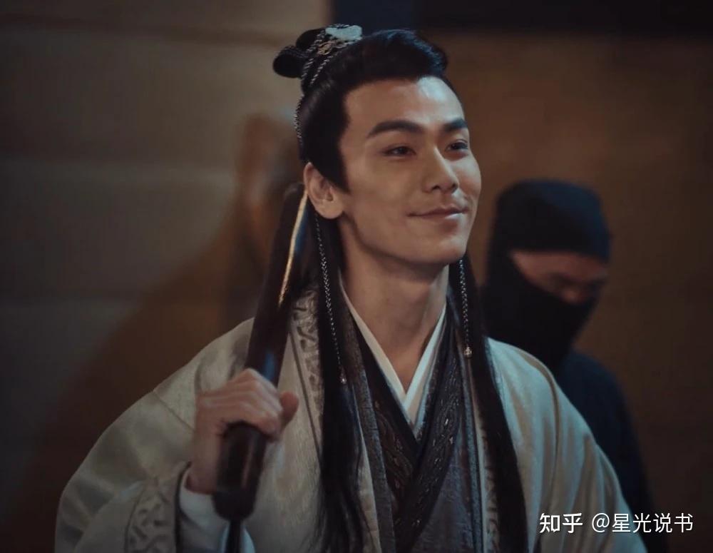 除了苏文兴之外,剧中的耿护院,则被观众们对标
