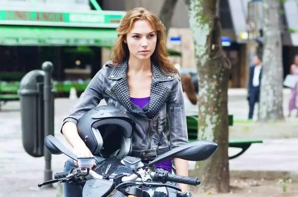 《速激4》拍摄一结束gal便与以色列房地产大亨yaronvarsano结婚左手