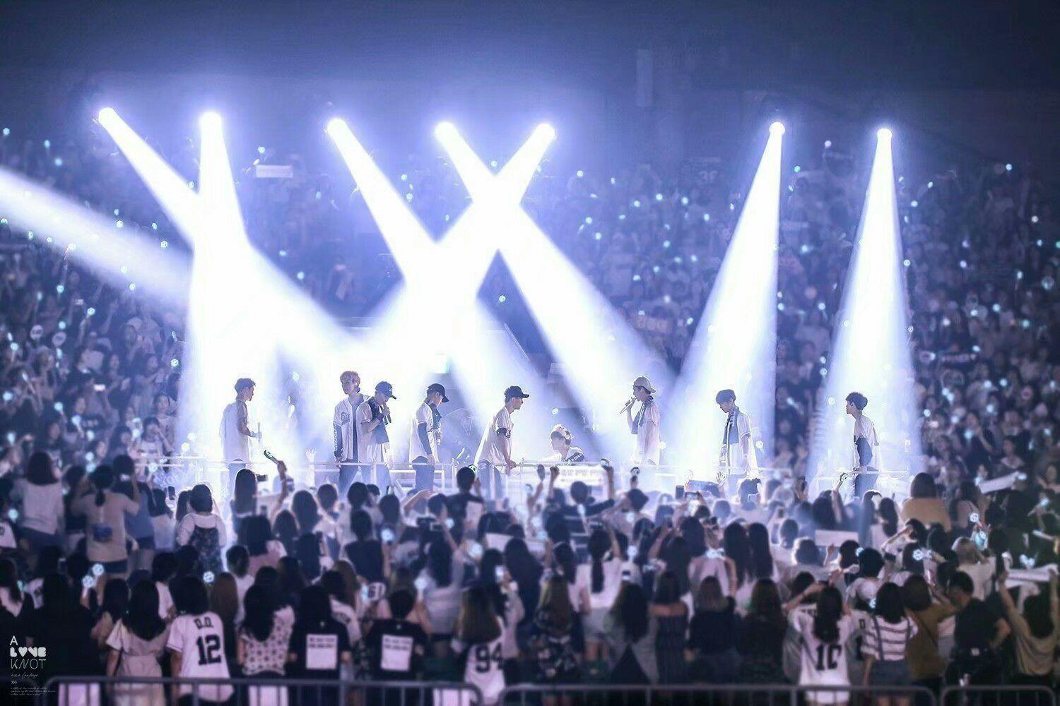 有exo九人的壁纸吗