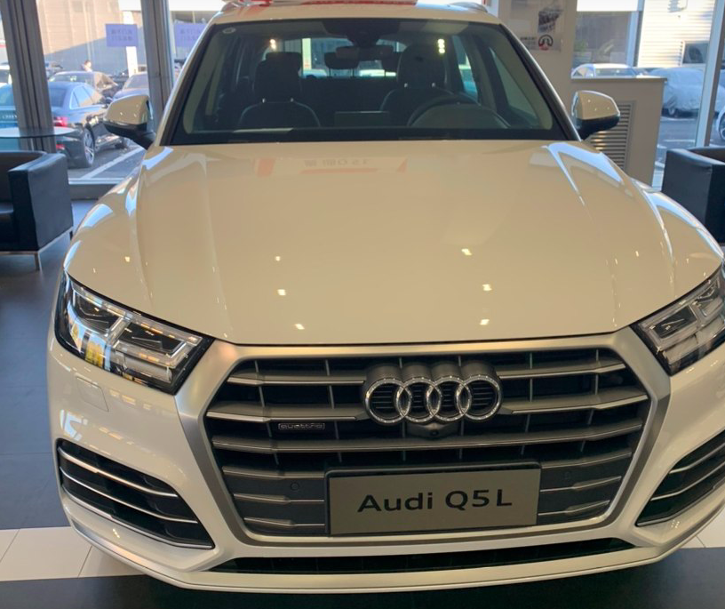 2020款奥迪q5l实车到店白色车身很帅气配20t双离合