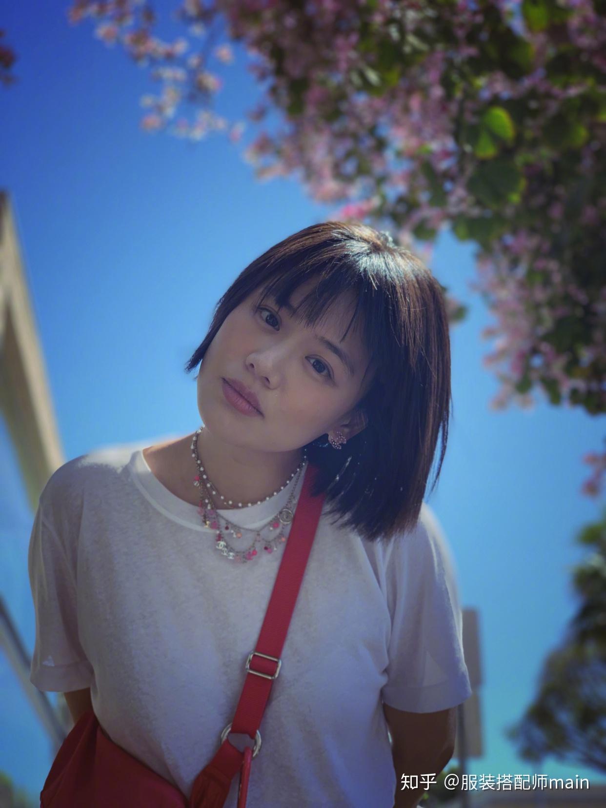 马思纯晒美照不见婴儿肥冲锋衣配丸子头清新灵动素颜美回20岁