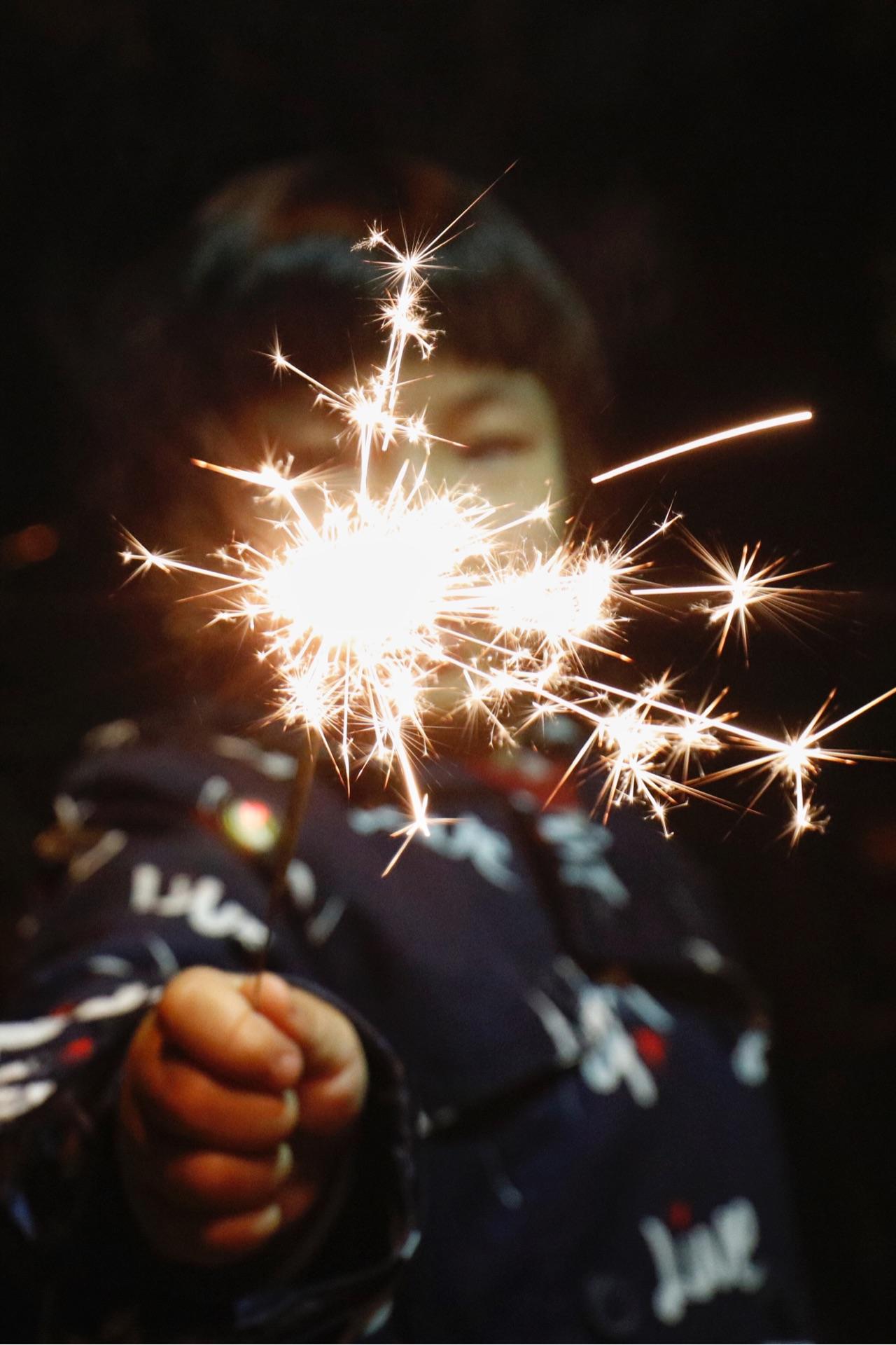 如何把手持烟花的妹子拍的好看