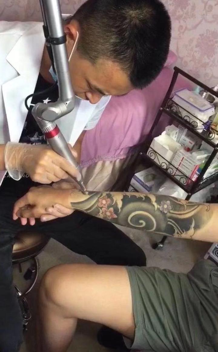 想带妹妹去三甲医院去洗纹身这种纹身能洗掉吗洗掉了对她的中考有影响