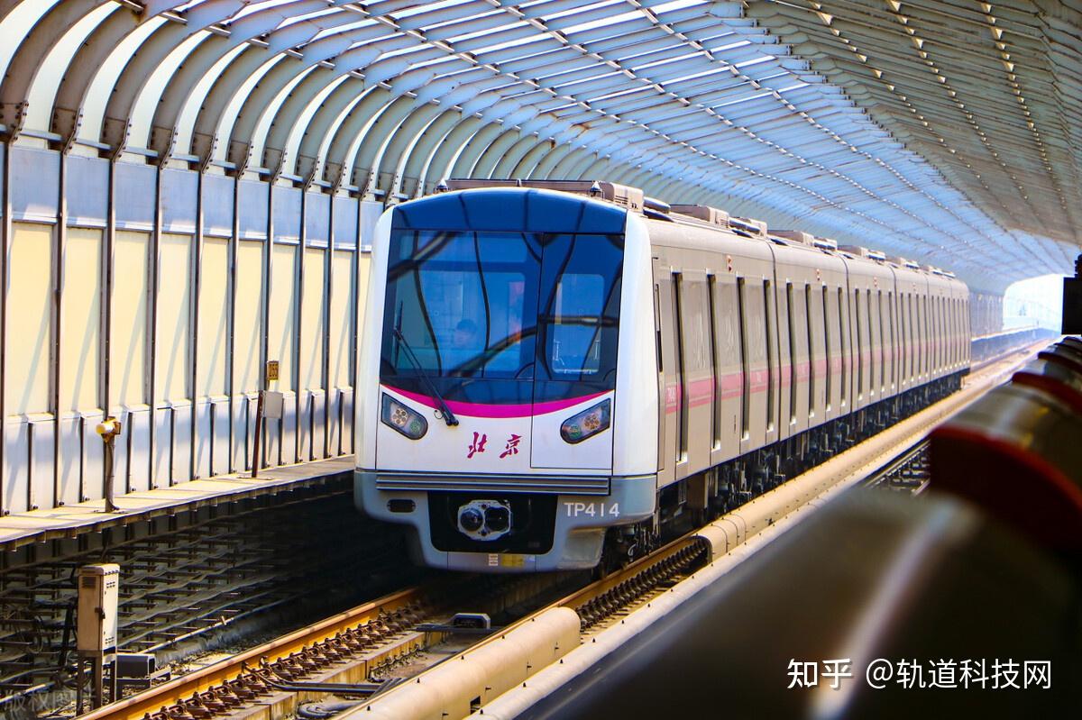 北京地铁1号线今年将建支线还有12条地铁6条铁路