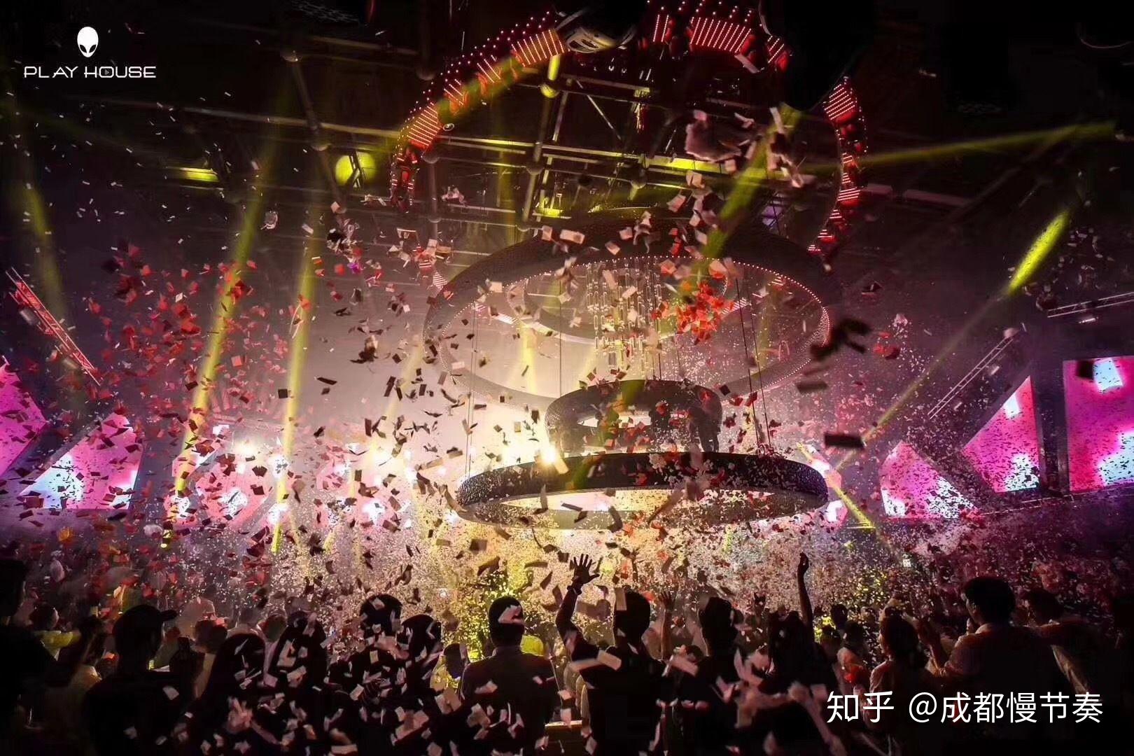 拥有300平179170米的舞池,127张卡座,可同时容纳3000179170人