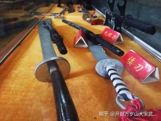 镋棍槊棒,拐子流星锤什么带尖的,带刃的,带钩的,带刺的带峨眉针的,带