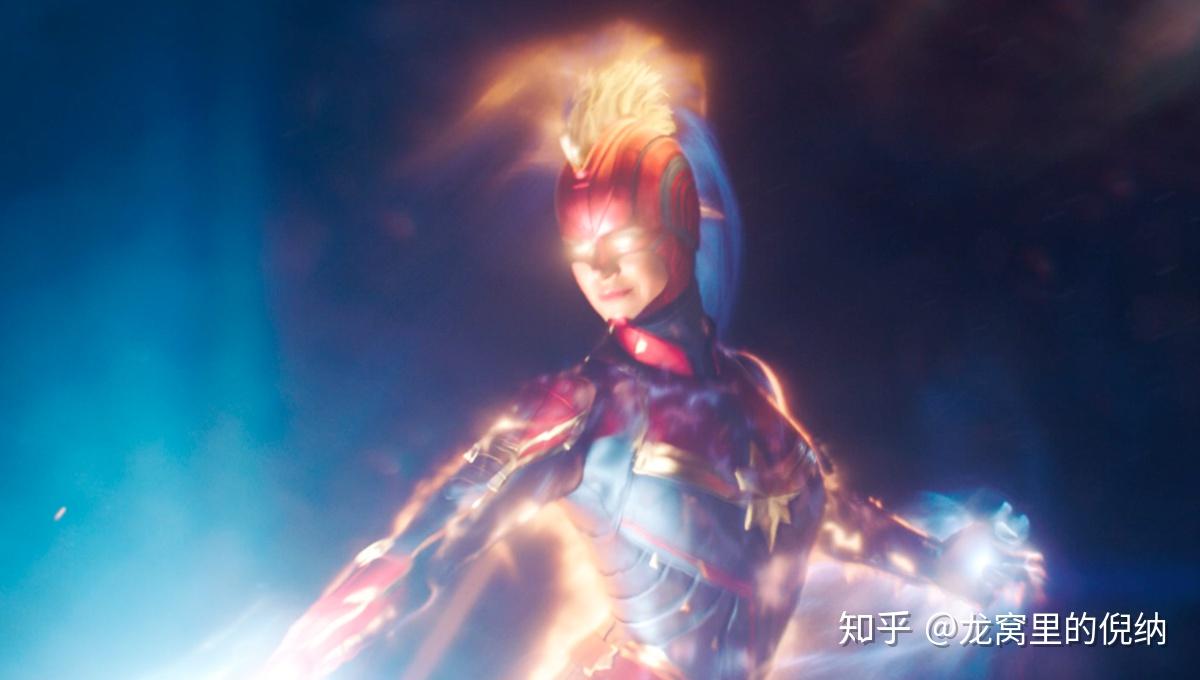 "惊奇队长"做了什么了不得的事情,让她突然变身成头顶莫西干头的发光