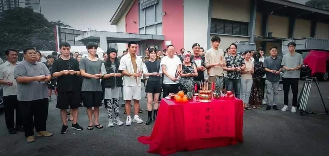 揭开惊悚面纱是什么歌
