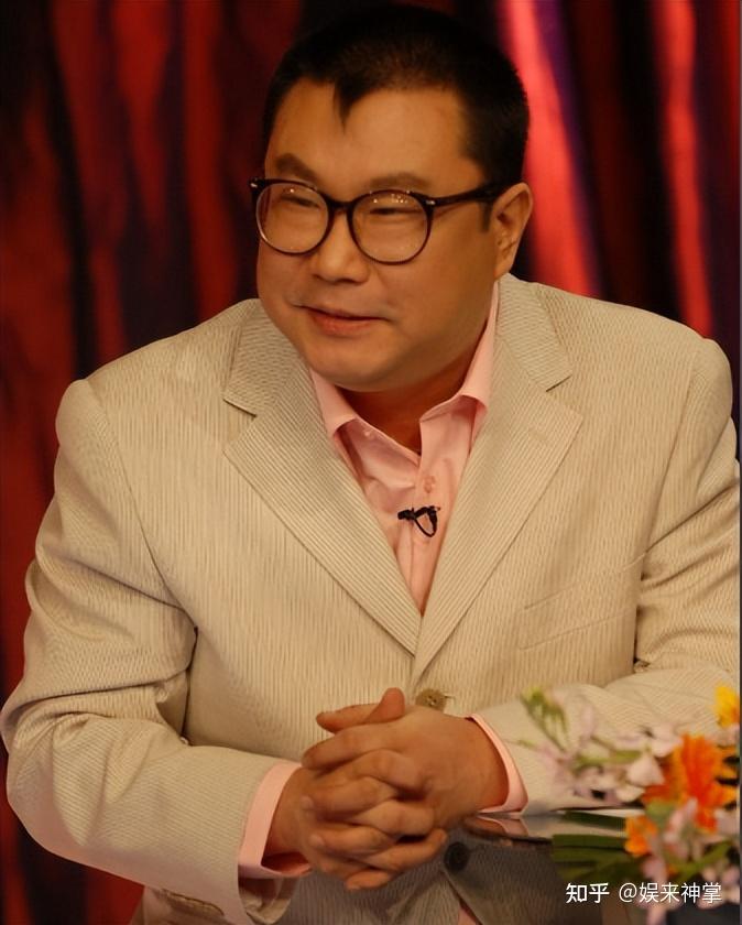 就在事业如日中天时,于文华为了不让李凡胡思乱想,直接选择了结婚.