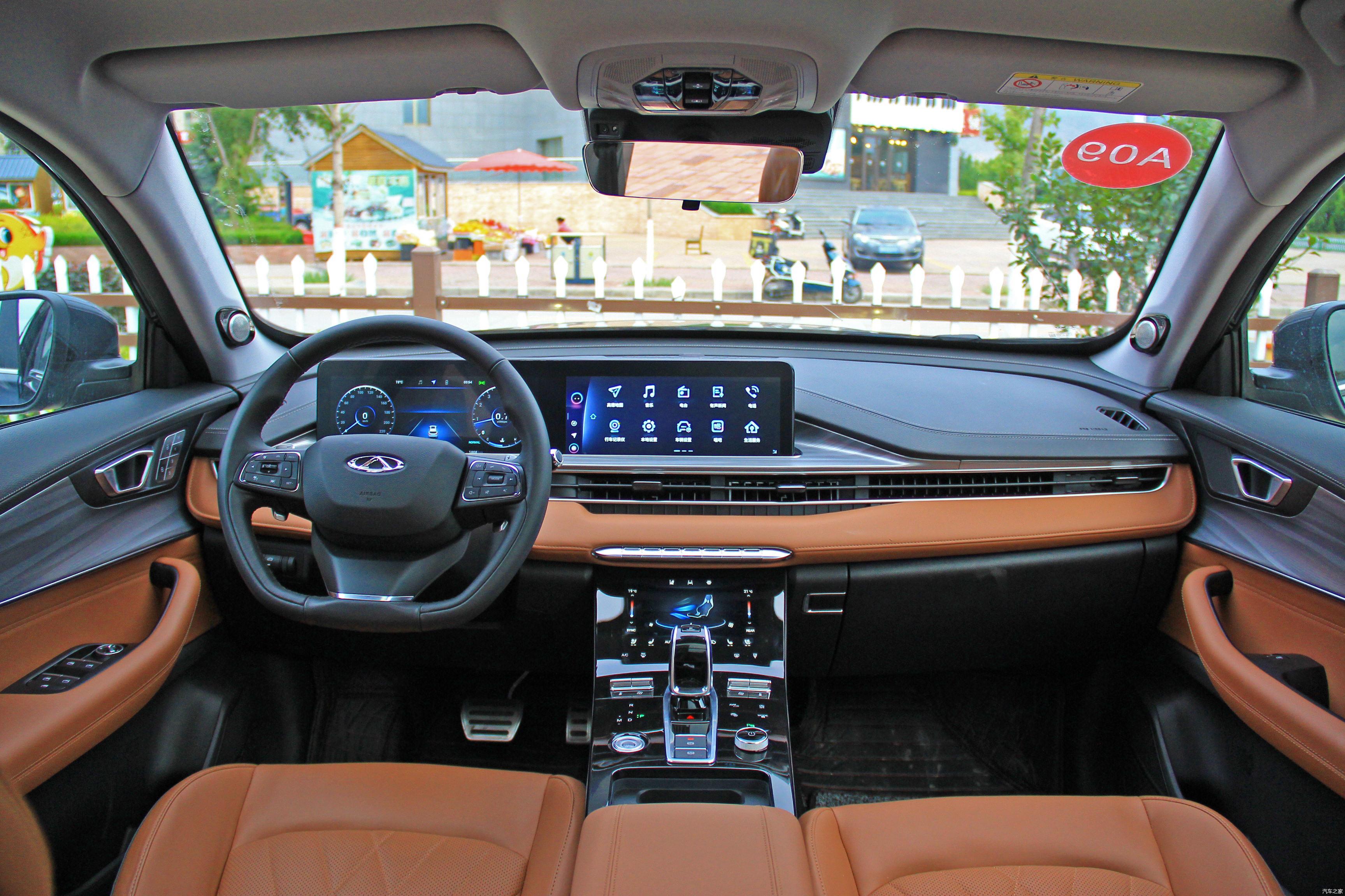 进入车内,瑞虎8 plus的内饰布局也与瑞虎8做了明显的区分,双12.