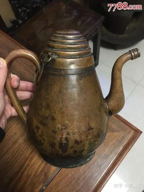 陶瓷唐瓶,还有铝唐瓶和锡铁唐瓶等,古代穆斯林多数人家用陶瓷汤瓶,它