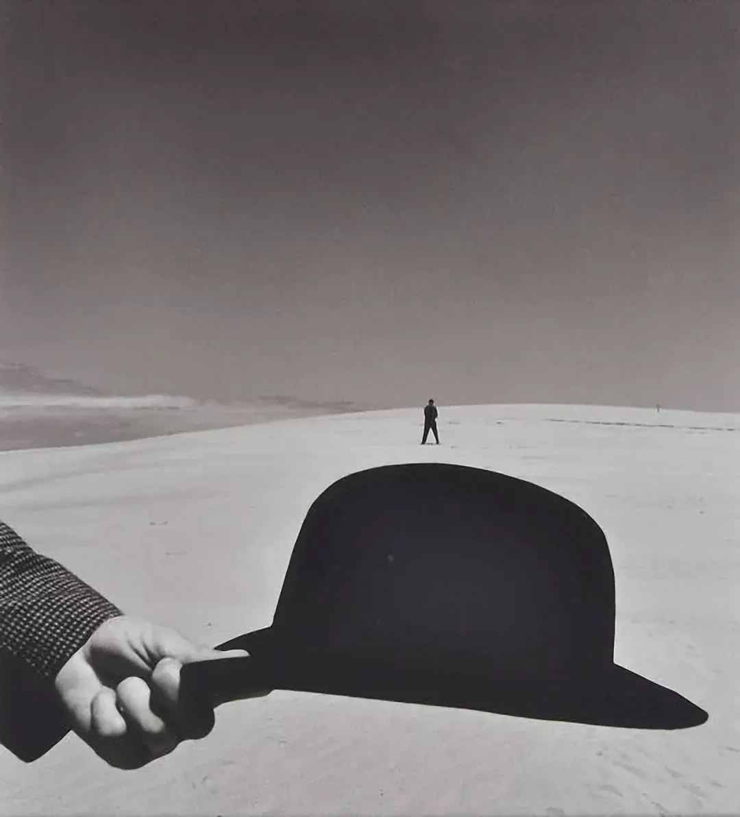 《沙丘mode》系列在鸟取沙丘上,植田对外国模特布置造型,搭配丝绸礼帽