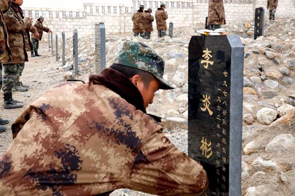 为庆祝建党98周年,新疆军区某防空团组织官兵来到康西瓦烈士陵园,祭奠