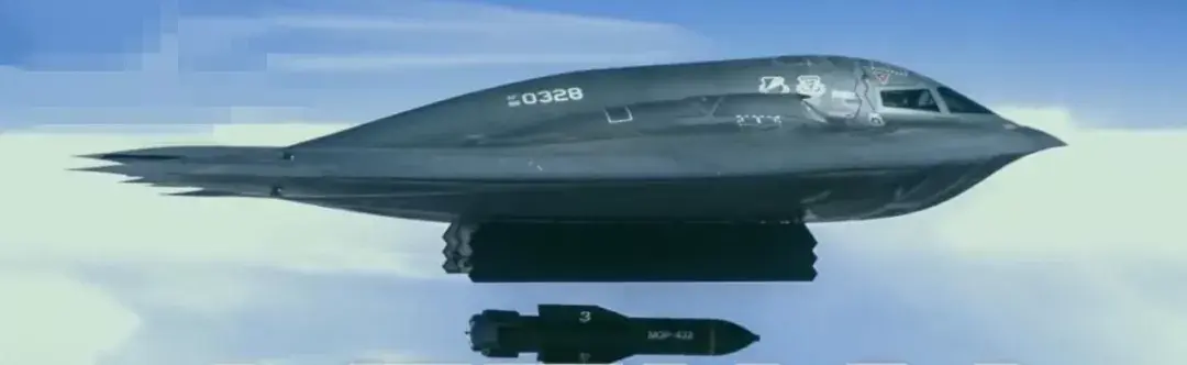 巨型钻地弹b2一下子装2枚