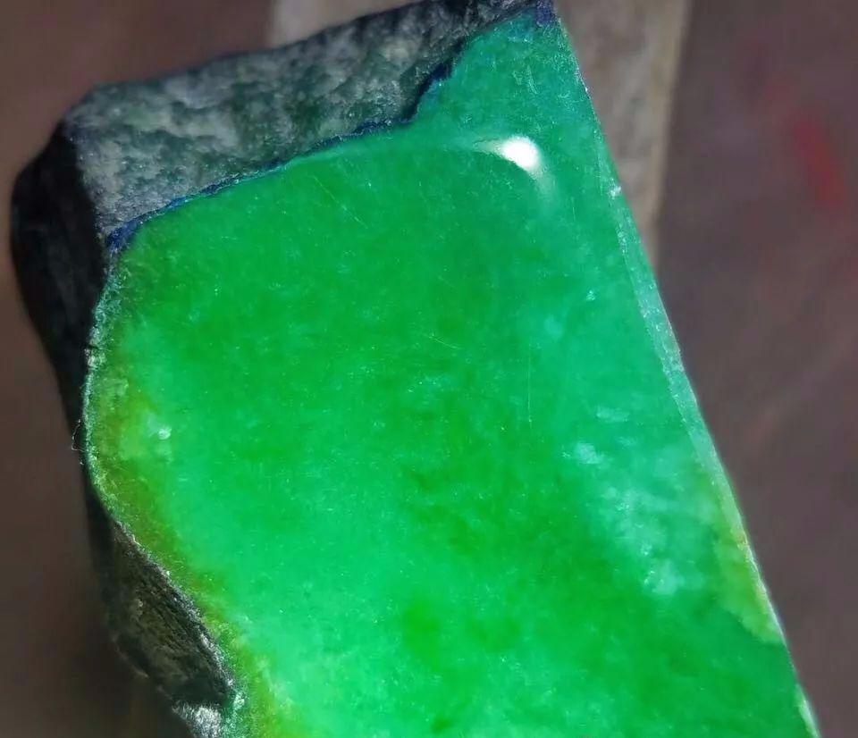 男子花500捡漏买块小翡翠原石玩玩没想到竟爆出个冰阳绿