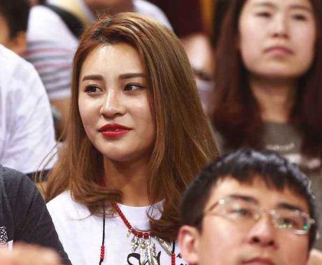 李根和自己的老婆非常般配,他老婆是王星洋,嫁给李根可以说李根占到了