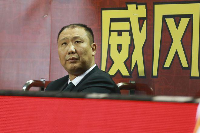 摇头晃脑的模仿姜宇星上篮,歪着脖子模仿张彪中投,把