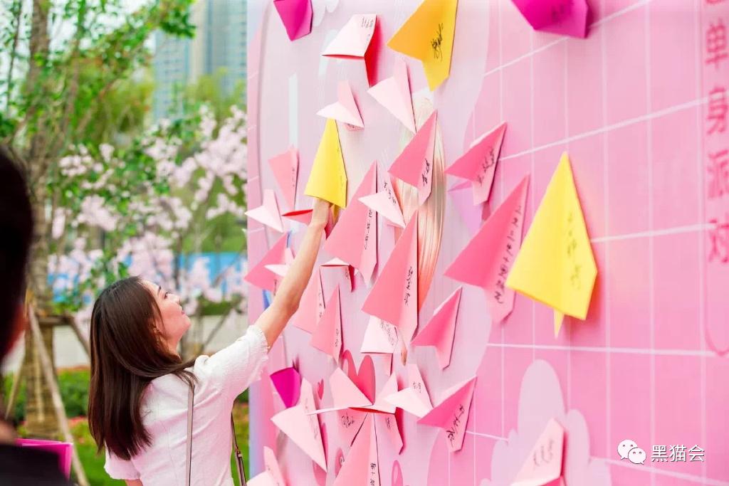 签到墙以粉色画面为主,放置造型气球美陈进行装饰,来宾到场之后领取纸