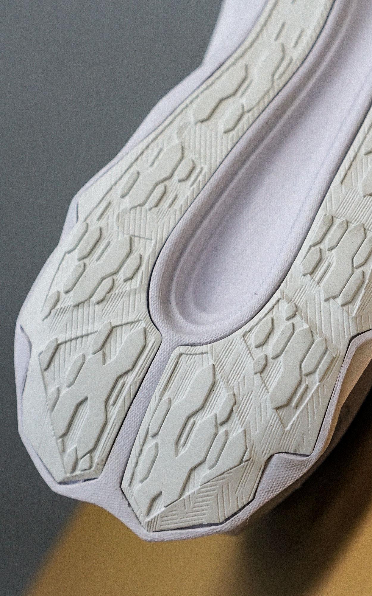 asics亚瑟士研究所一鞋一科技全新ffblast中底材质赋予