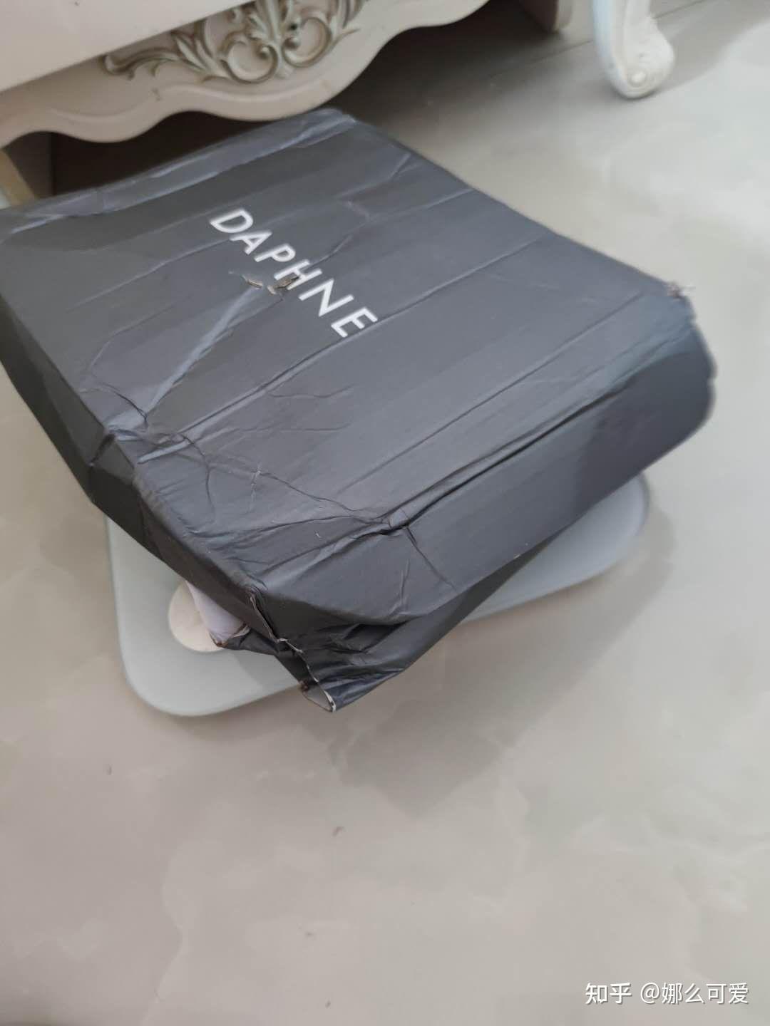 三包证明之类的东西,根本就不是正品达芙妮,我老公他打开鞋盒就说了