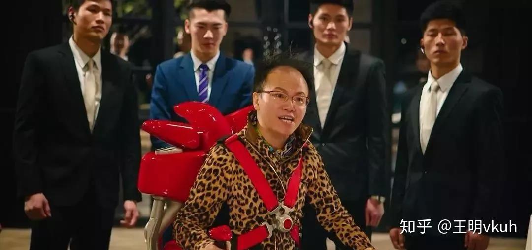 其实,郑冀峰老师的真实身份和片中一样重磅,他是