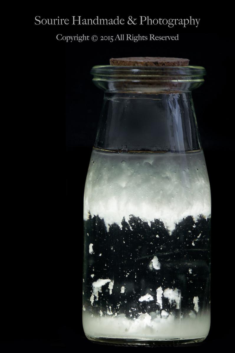 下图里的风暴瓶有很好看的絮状沉淀,如果直接拍的话很难拍出美感下图