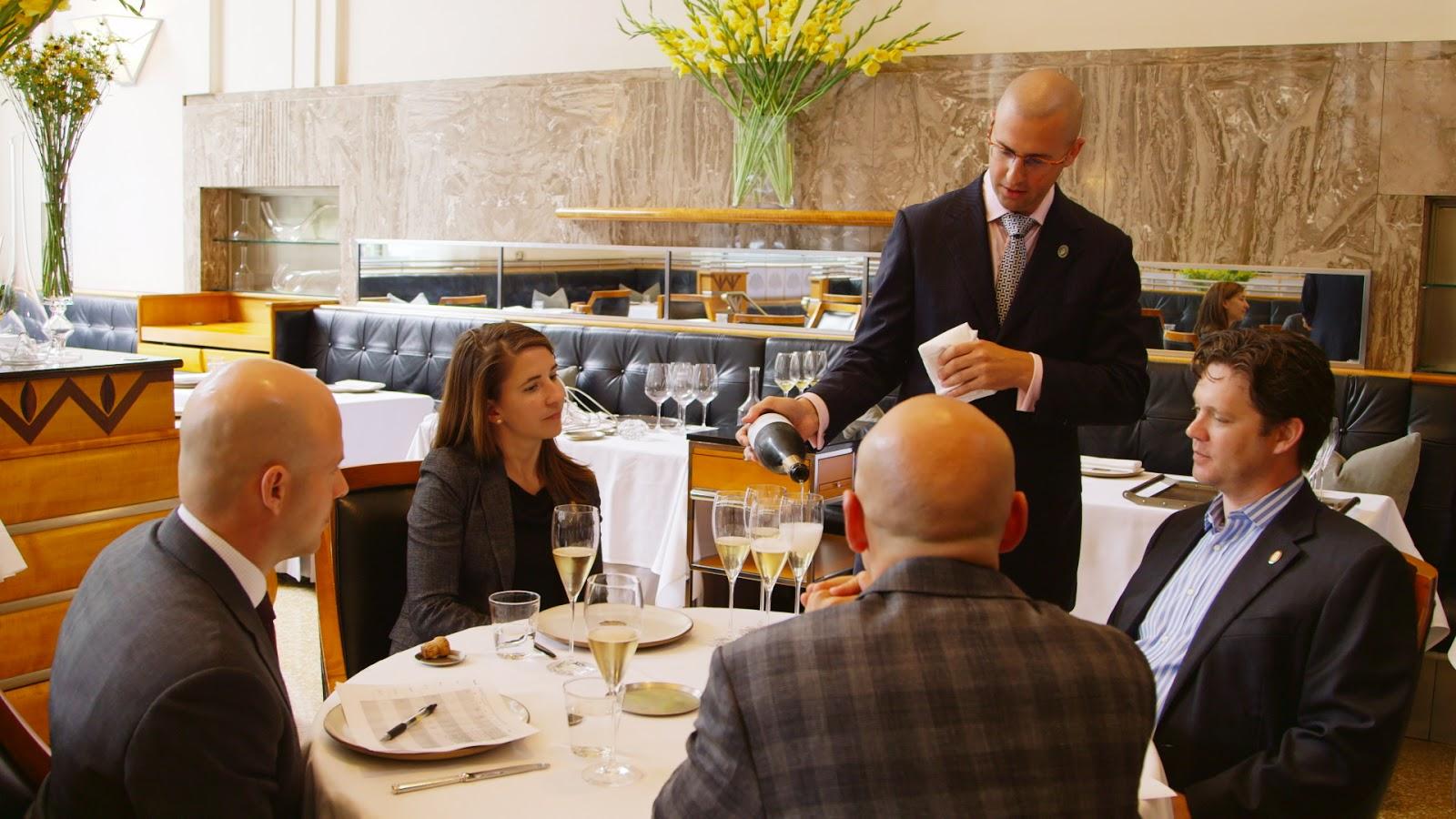 跟客户吃饭,就像谈恋爱,要常换花样,多给惊喜,这样才长久.