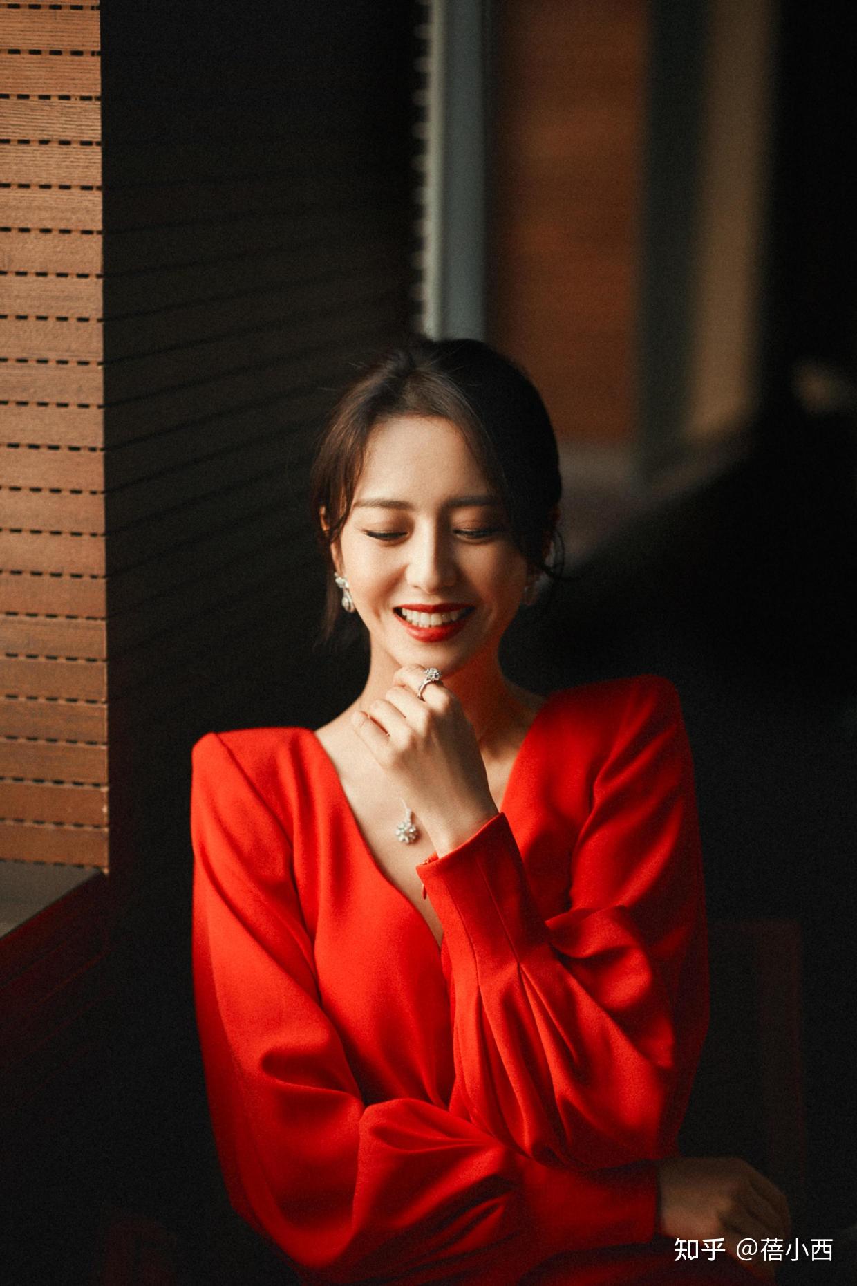 佟丽娅穿红色连衣裙"迷死我"了,穿衣搭配从不复杂,自带高级美 - 知乎