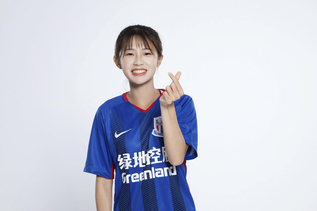 直播吧1月29日讯 申花女足球员熊熙退役的消息最近引起了热议,球员也