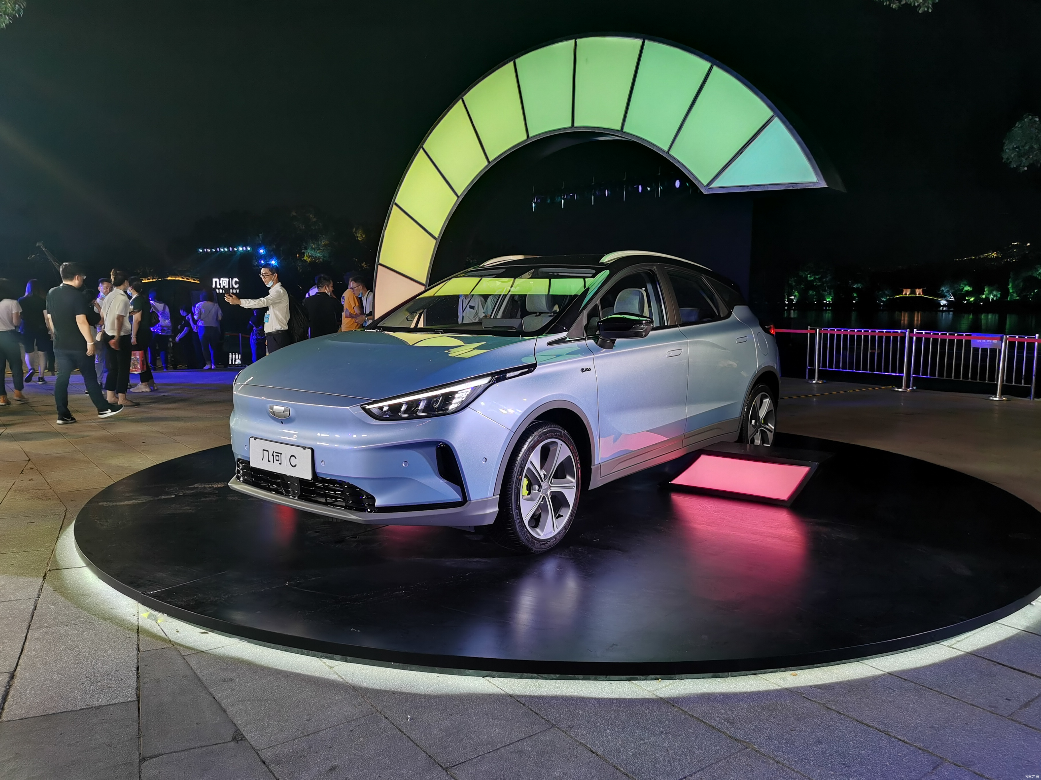 外观方面新车的设计非常大胆,其延续了几何a极具未来感的设计风格