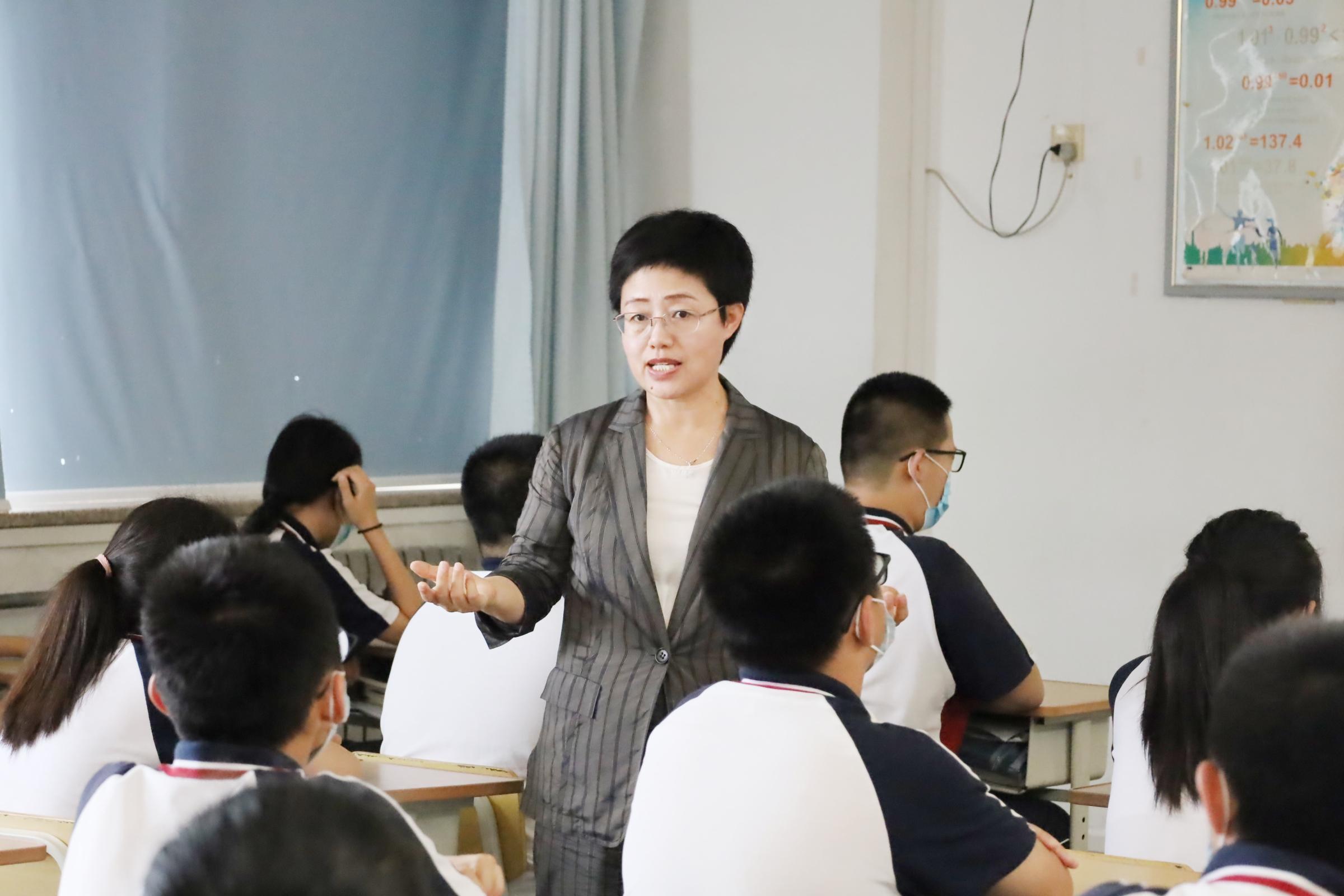 大连市华才中学始建于2002年,位于大连西部富民山下的里程社区,学校