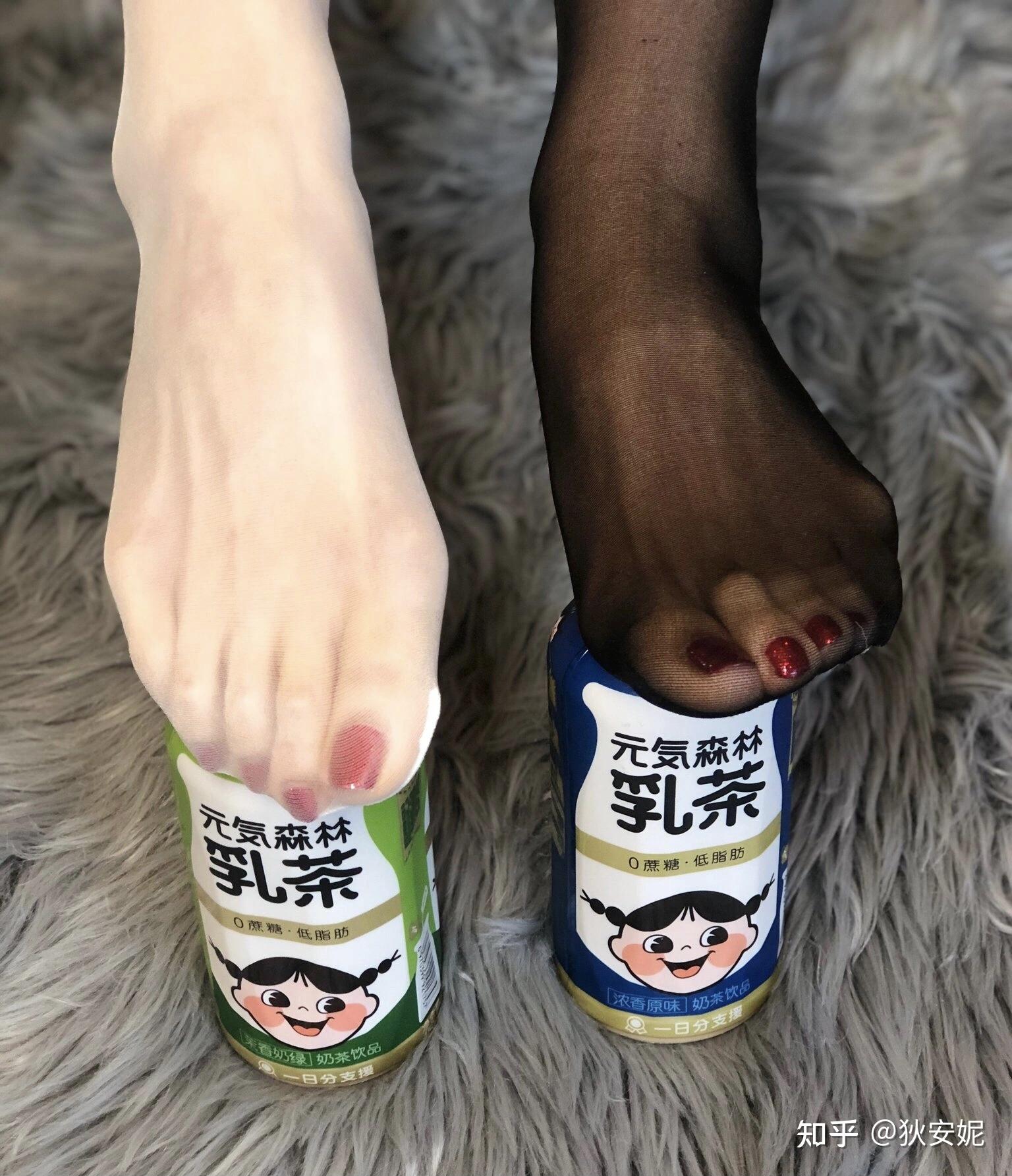 如照片中的样子丝袜的脚尖为什么比较平整而且最前端有一条线