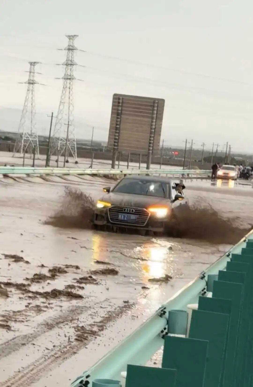 塔克拉玛干沙漠边缘地带下大雨出现洪水，多段高速公路中断，沙漠为什么会发洪水？