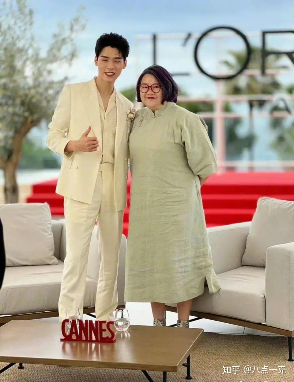 戛纳红毯无人采访,龚俊自问自答全扯上吃和挣钱 - 知乎