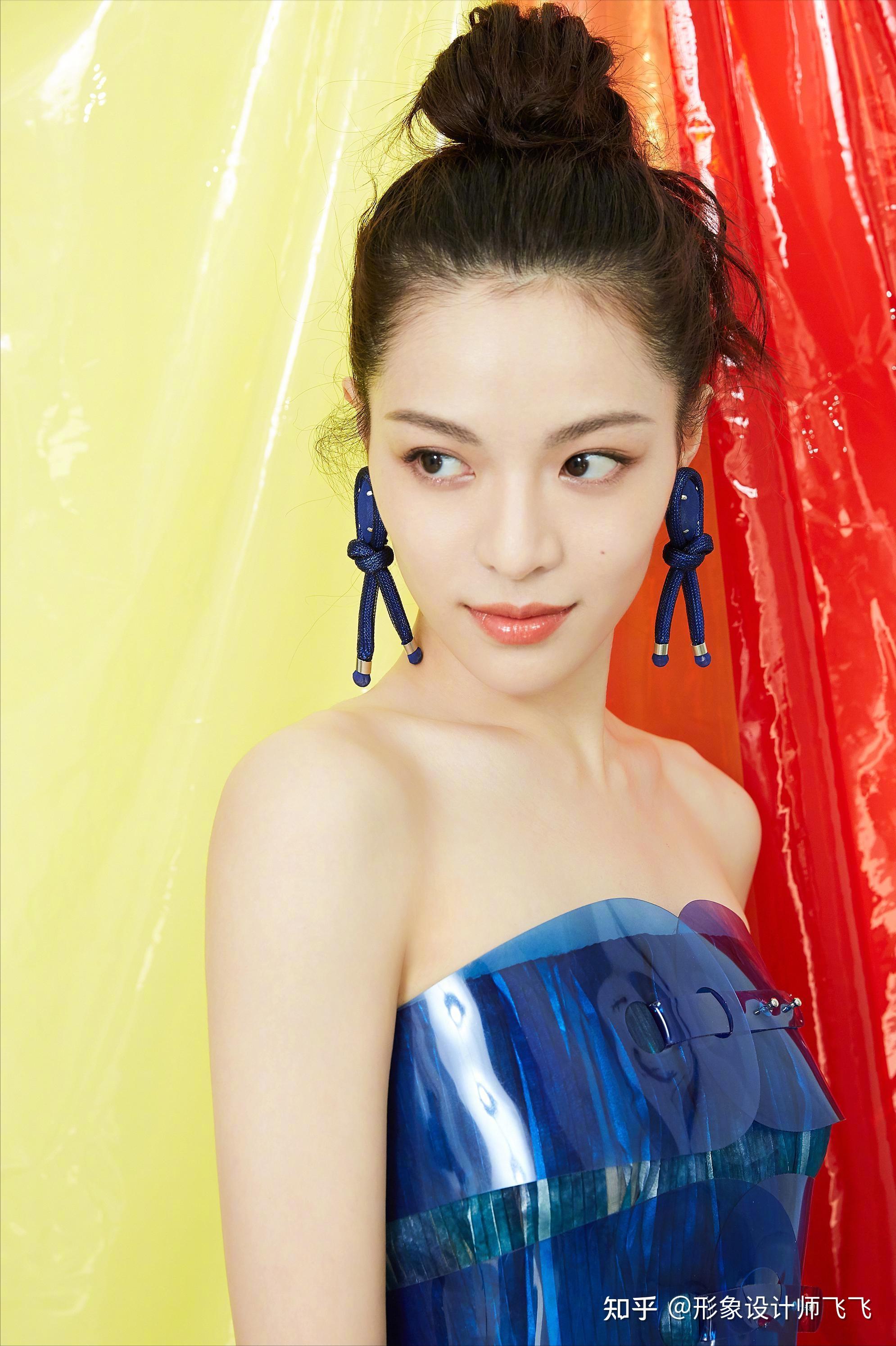 钟楚曦扮演舞蹈家李麦好性感金属细链子配绿色吊带裙风情万种