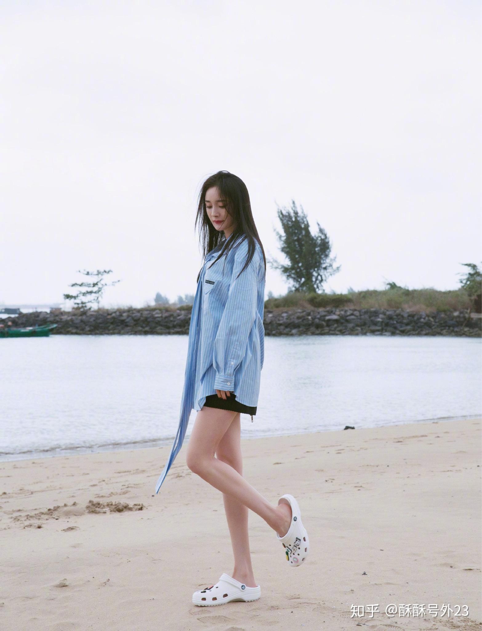 杨幂蓝色衬衫搭配洞洞鞋