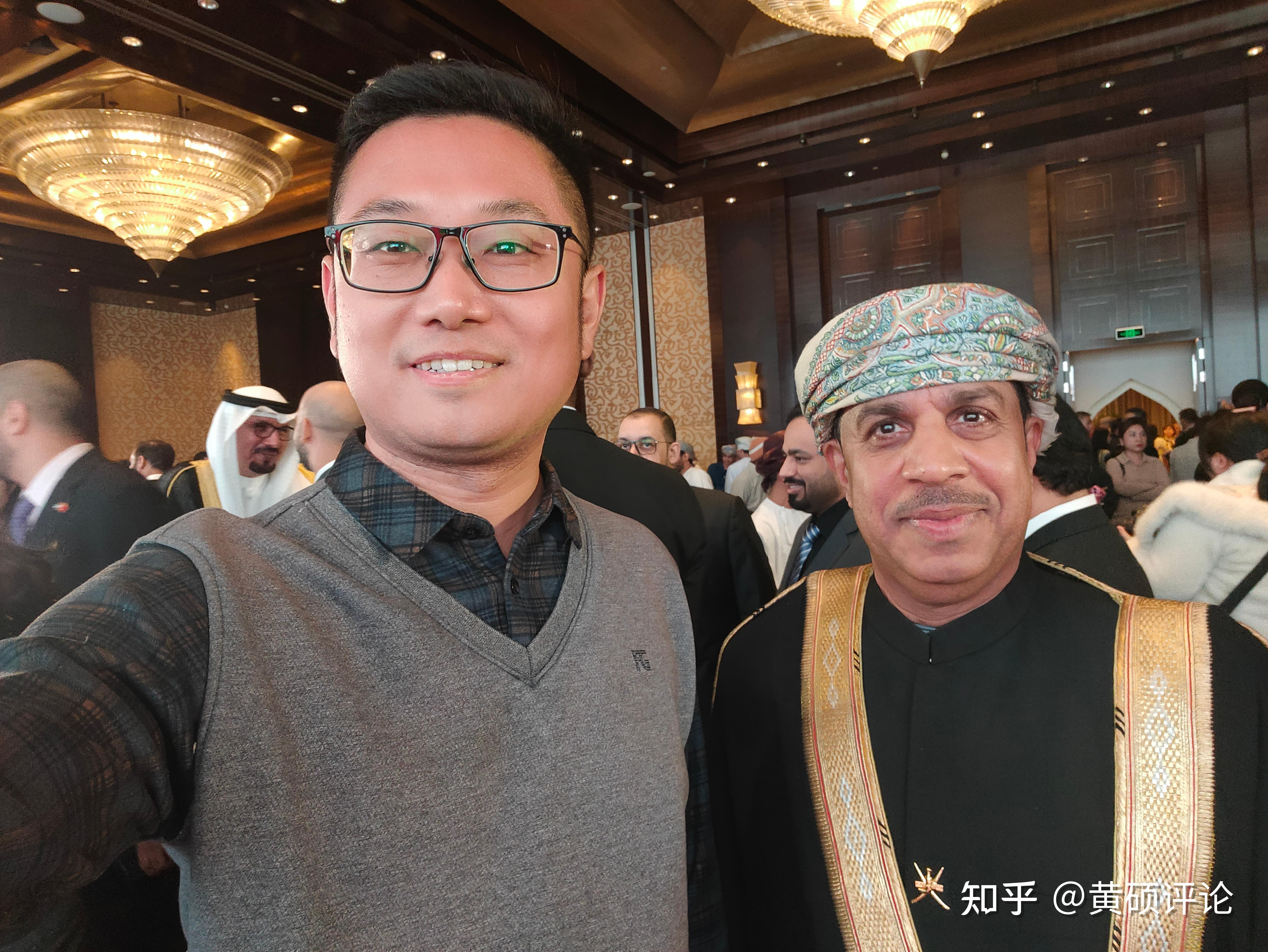 阿曼驻华大使纳赛尔·布赛义迪(nasser al busaidi)和"黄硕评论"新媒