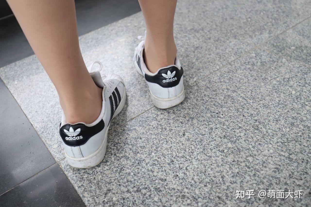 短肉丝袜 帆布鞋/板鞋本来是很土的打扮,为何我却从中看到了一丝清纯