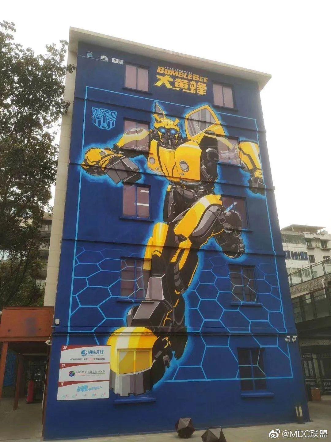 书店正式开业最先呈现的墙绘是钢铁侠然后是变形金刚的大黄蜂一个