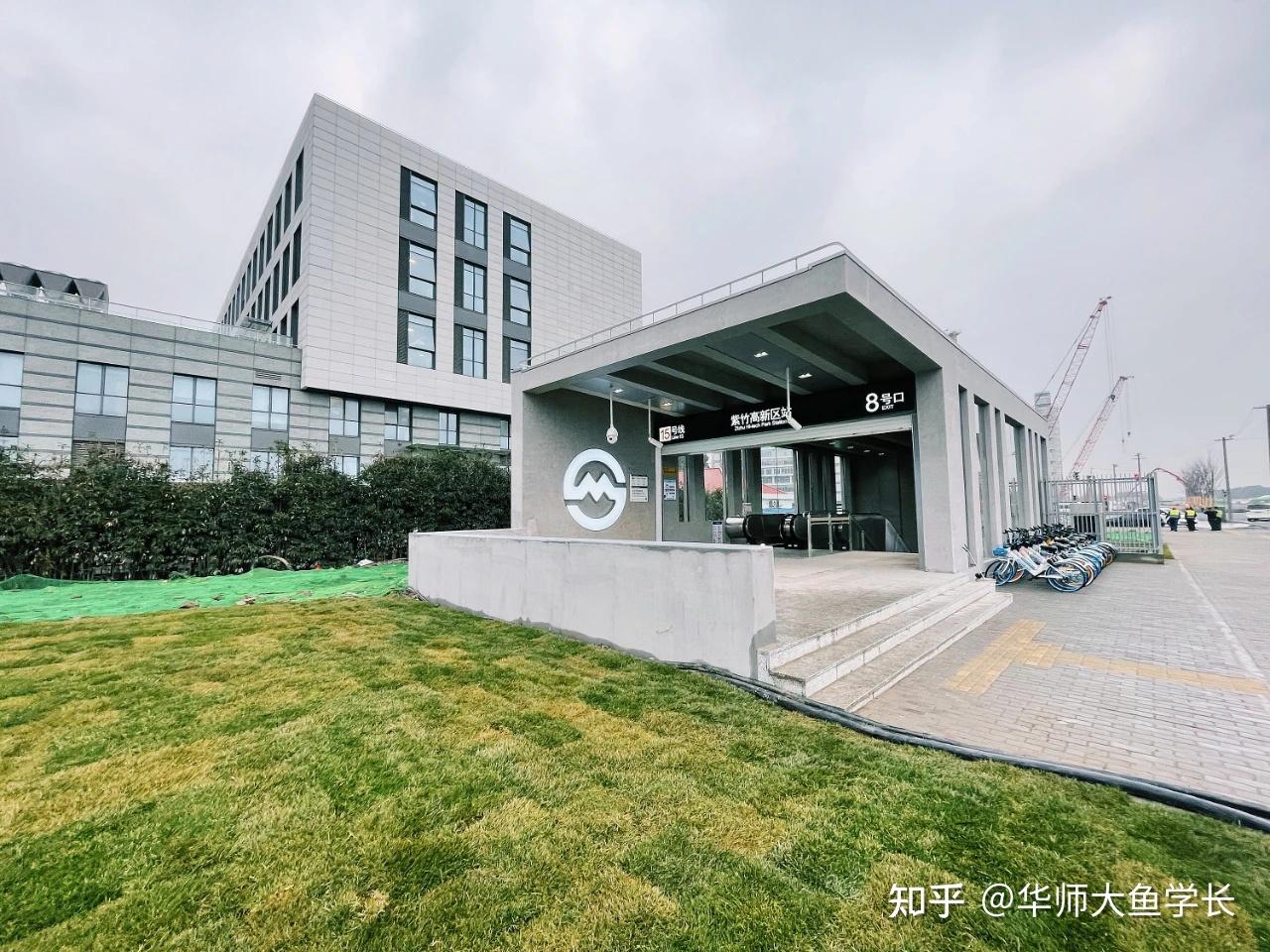 在15号线开通前,我们一般的出行选择是地铁8号线和地铁5号线,但是由于