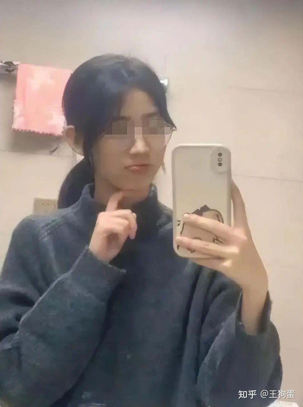 如果不考虑张某的教师身份和已婚状态,他们的交流可能被视为一对普通