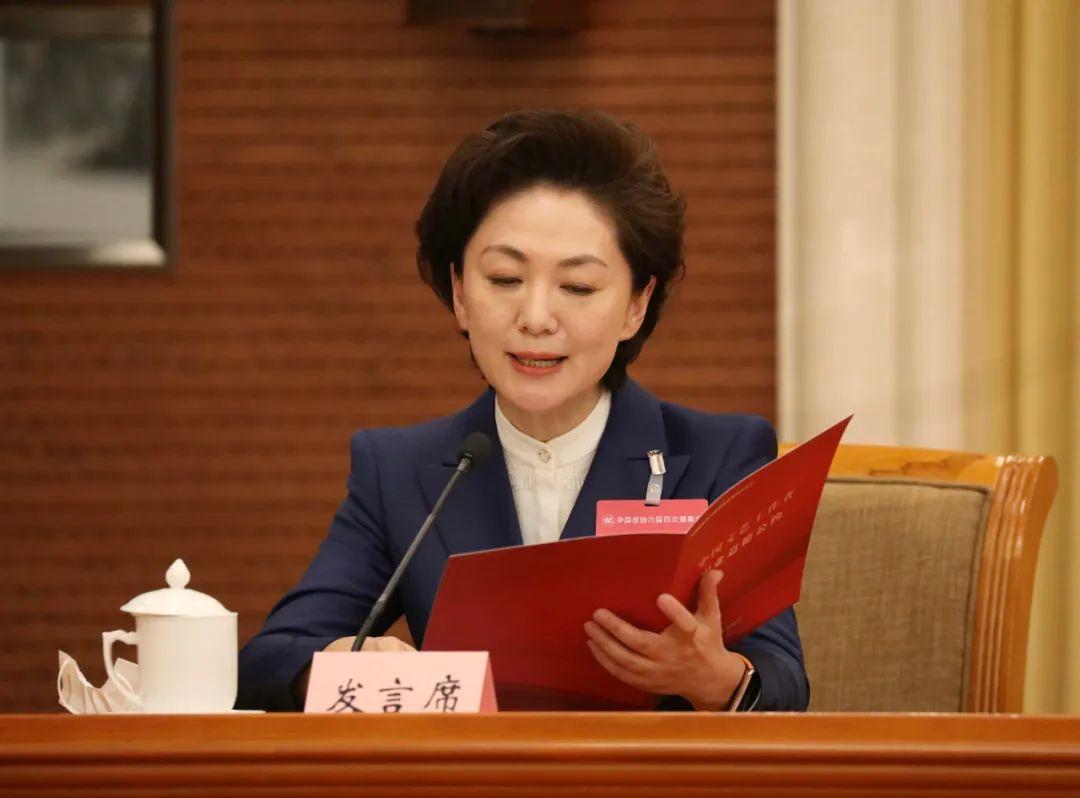 图为中央广播电视总台新闻主播海霞宣读《中国文艺工作者职业道德公约