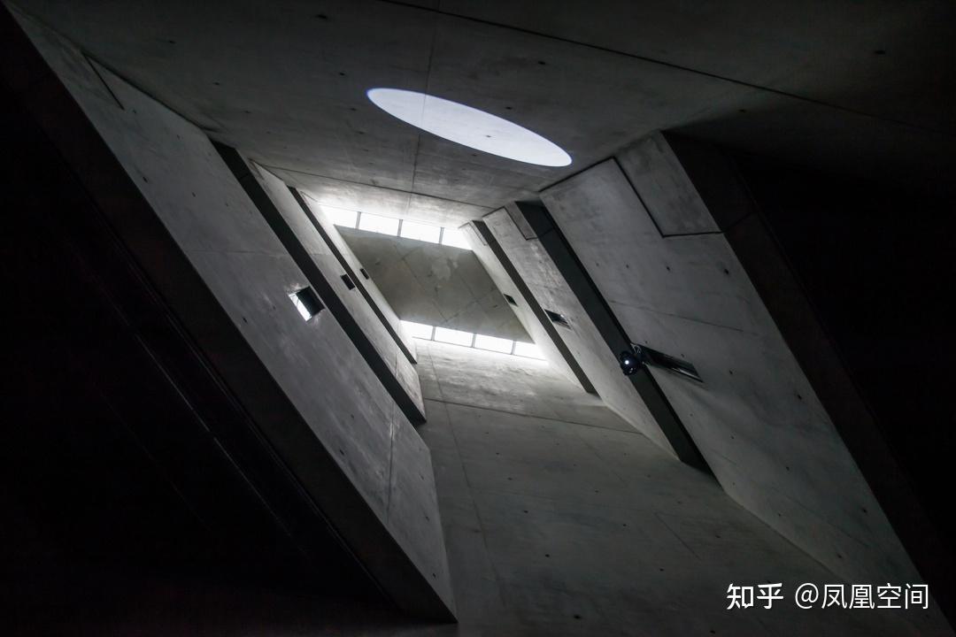 李健线上演唱会,在山谷间「最美音乐厅」上演,建筑与音乐的灵魂共振,每一次都让我们感动