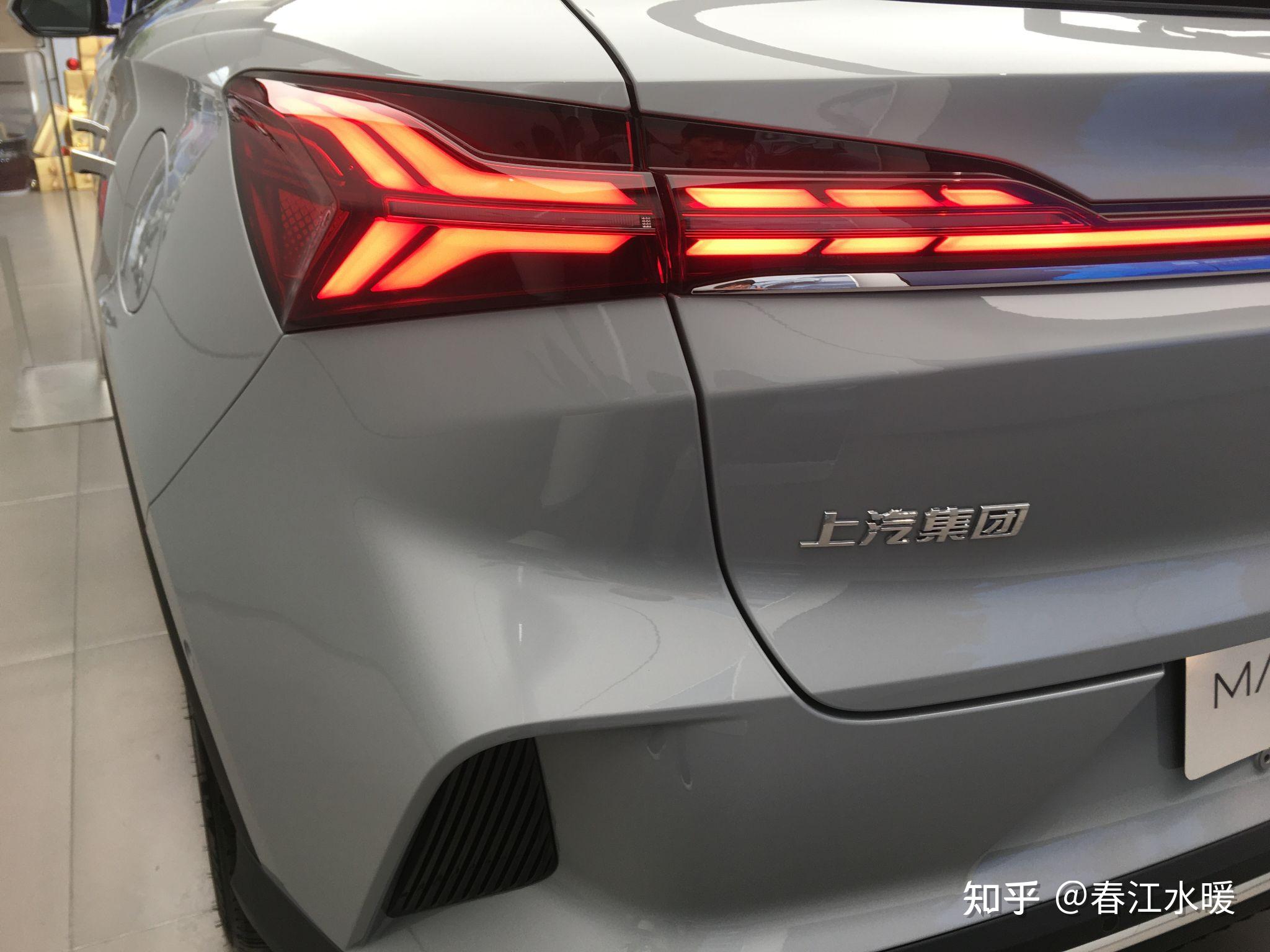 贯穿车尾;"箭翎贯穿尾灯"纯电集成超级符号将视觉焦点引向中央logo处